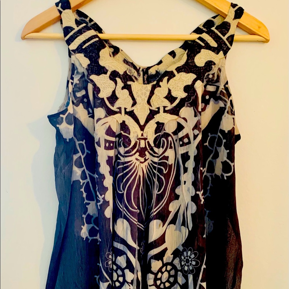 Beautiful & Flowing Sleeveless Tunic!